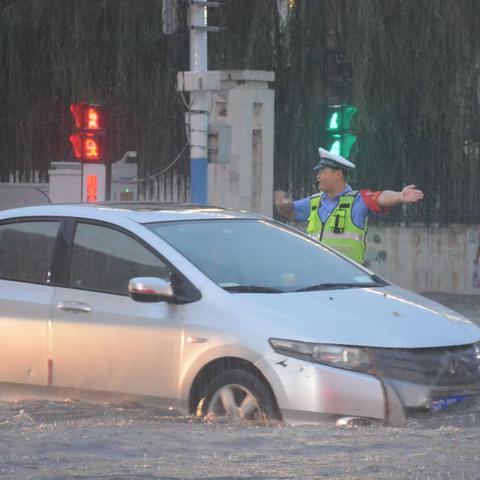 风雨为号，雷电为令。什么也阻止不了利剑行动队的逆行！