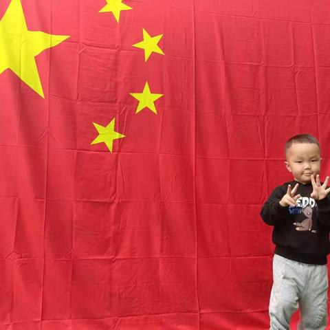 大家新年快乐！我叫彭宇撤，我今年三岁了！我在唐家镇中心幼儿园等你！