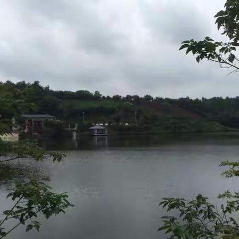 山水之间—浉河区董家河正冲水库景色