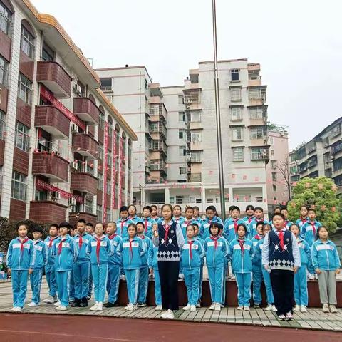 以阅读为友    与书香为伴 ——庆云山小学举行“快乐阅读  沐浴书香 ”第十周升旗仪式