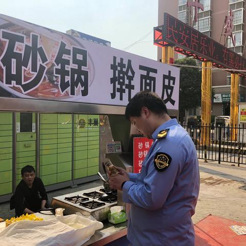 莲湖区市场监督管理局枣园食药所开展夜市食品安全检查