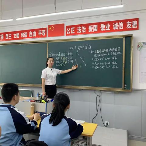 新海中学“百年光辉铸党魂，初心不改绽芳华”系列报道（四）：耕耘三尺讲台 静待满园花开——臧浩伊