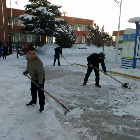 雪封清九路，天地共飞花 -----清塬九年制寄宿学校雨雪初霁开路忙