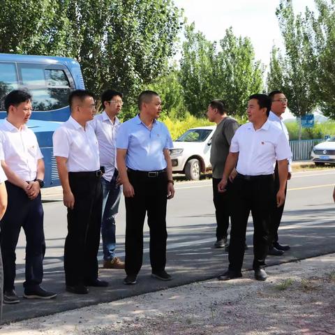 北京市赴赤峰挂职干部在先锋乡新地村参加“我为群众办实事”环境卫生整治志愿服务活动。