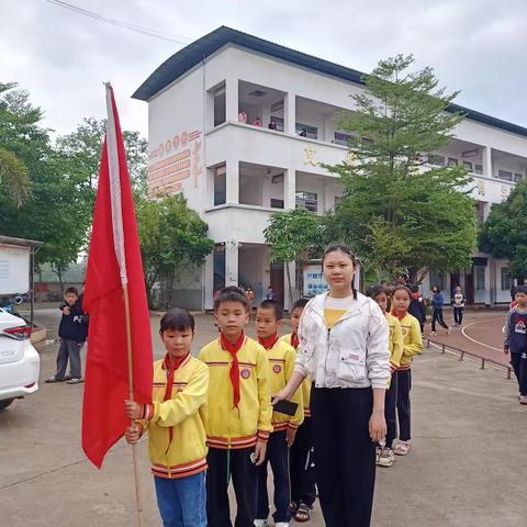 “传承红色基因 争做爱国青年”八步区铺门镇河东小学党支部带领少先队员开展清明祭英烈活动