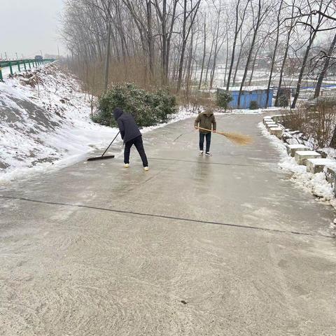 及时清理路面积雪  保障群众出行安全