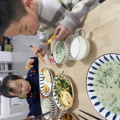 停课不停学，房村镇中心小学体育教师和一年级小朋友居家办公学习的一天