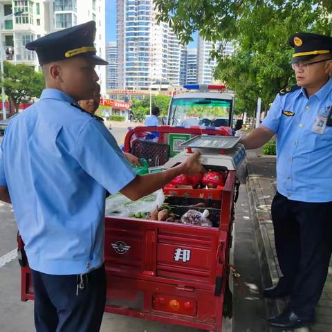 海口市美兰区人民街道综合行政执法中队于“双节”前对于市容市貌市场周边出店经营进行整治