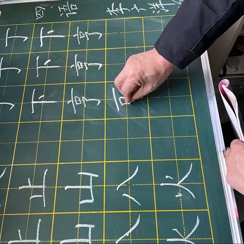 【提笔落墨写春秋 书卷生香促提升】———民主小学教师基本功训练纪实