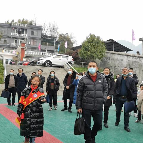 不畏寒风校校行  共谱龙凤锦绣篇