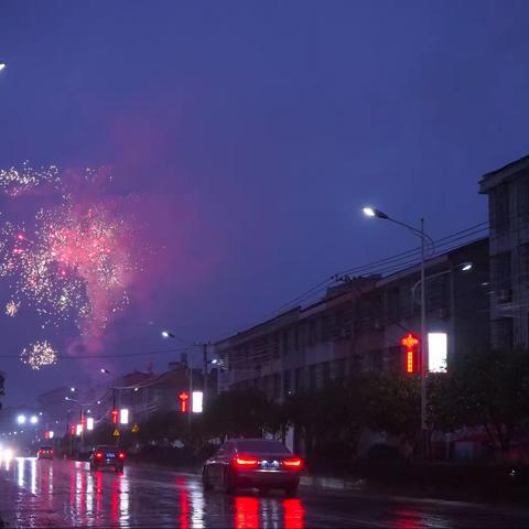 年味浓浓！红灯笼中国结点靓万坊