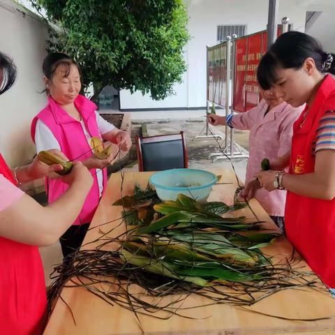 万坊镇开展“浓情端午节 粽香飘万家”文明实践活动