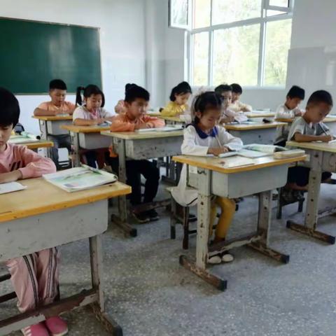 高庙王镇小学秦楼校区一年级“习惯养成月”之学习笔画笔顺