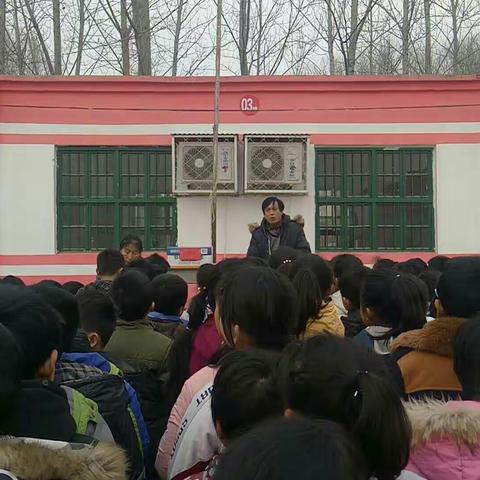 秦楼小学全体师生为建档立卡学生捐款买棉衣。