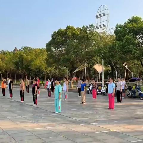 黄梅县文化广场32式太极剑班夏练三伏