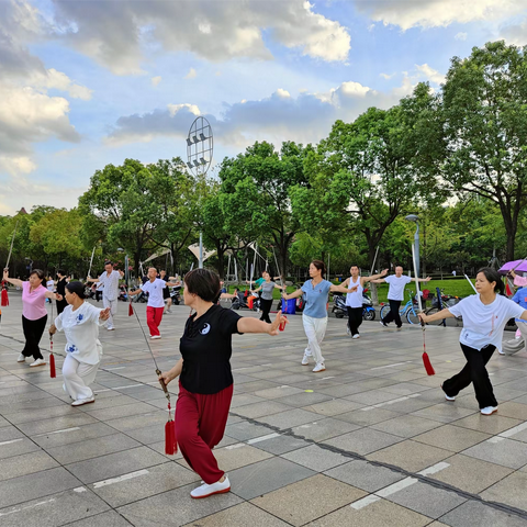 大暑大练，亦歌亦舞：黄梅县文化广场太极剑学员晨练掠影