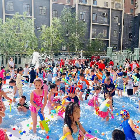 库尔勒市大地幼儿园夏天仪式感——  “泡沫之夏，水枪大战”