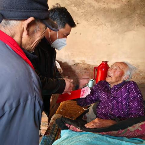 周至县慈善会开展春节送温暖慰问百岁老人活动