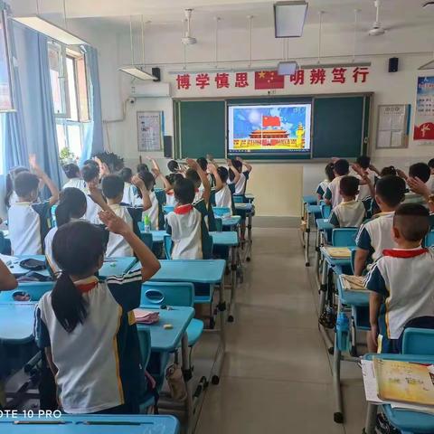 【关爱学生 幸福成长】开发区小学室内升旗，迸发爱国激情