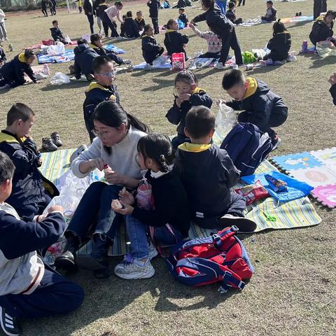 秋游到 真热闹 ——记城西小学106星宝们草坪秋游！