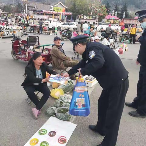 御苑派出所在辖区内开展反诈宣传工作