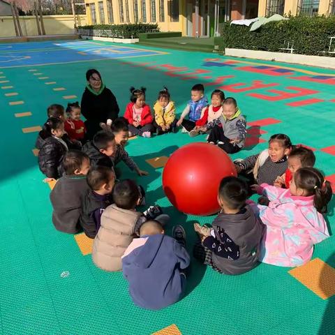 快乐城堡幼儿园小一班科学小实验——《滚一滚》