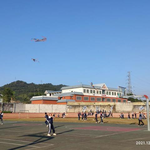 放飞心情 筝舞蓝天-----六乡中学七年级放风筝活动