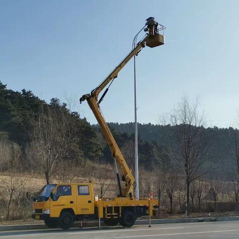 高新区建设管理局开展金洋线路灯维修工作