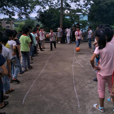 “快乐六一，梨园闹翻天”记岑溪市梨木镇梨木中心小学六一游园活动和学生拔河比赛。