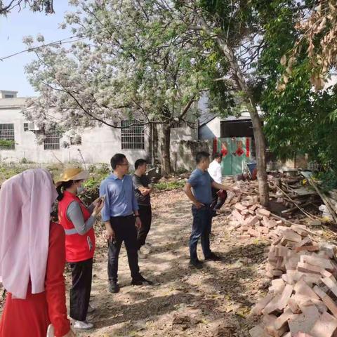 市住建局组织力量整治网格区环境卫生死角