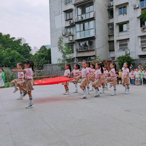 五一劳动节，劳动最光荣——记大一班第十一周升旗仪式