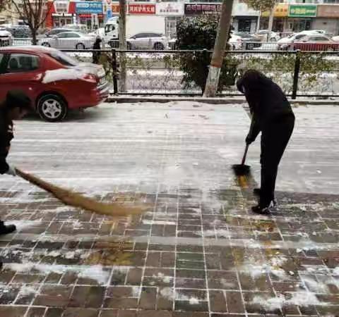 白雪更映“农行红”，清雪除冰暖人心