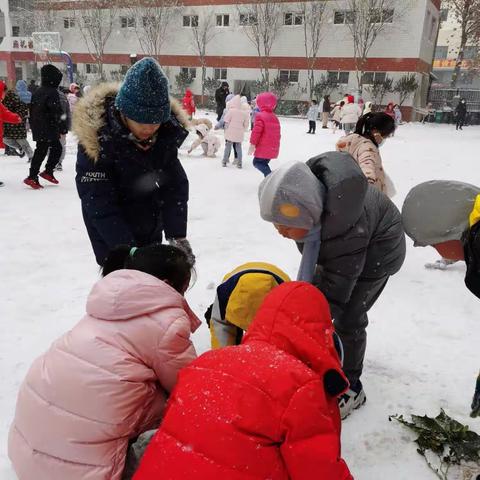 齐心协力堆雪人