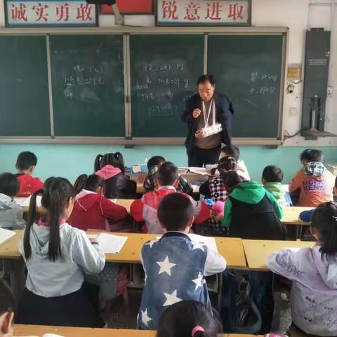 山头店镇祝冯中心小学教师手腕骨折坚持给学生上课