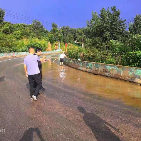 垛庄镇：及时做好雨后居民出行安全保障