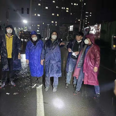 雨夜中的逆行者    最美民政人