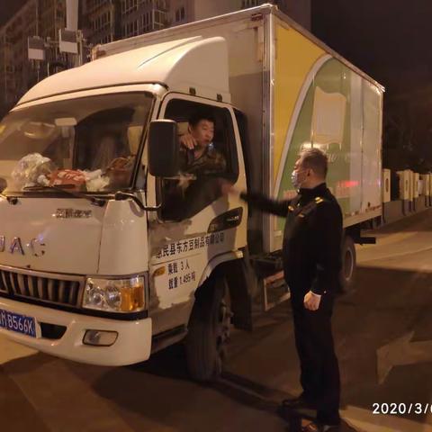 青年公园执法中队强化夜间建宁路及海鲜市场周边市容整治