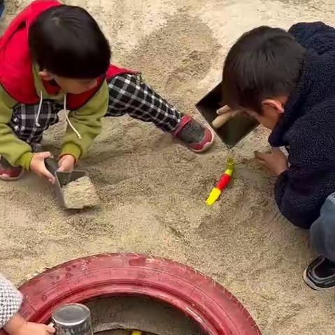 大管道与小管道——如意鑫居大三班幼儿定区域玩沙记录