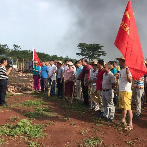 长流财政所到长南村扶贫基地参加木瓜种植活动