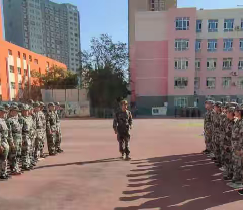 青春与迷彩相遇,擦出梦想火花---巴州二中初一新生国防教育主题实践活动