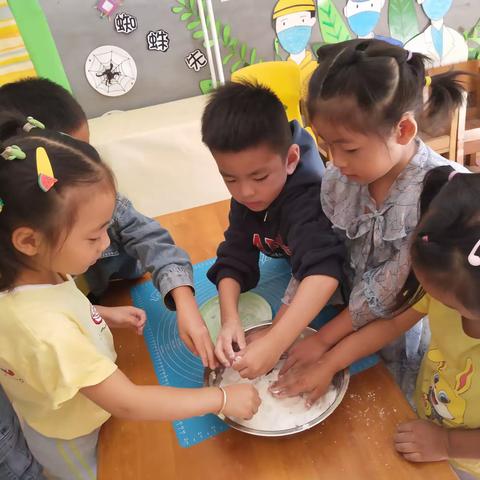 云波艺术幼儿园大四班“一粒一粒小汤圆 圆圆满满甜又甜”