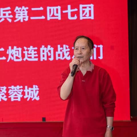 分别40多年的战友相聚在成都