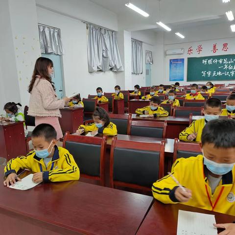 笔墨飘香，书写精彩——阿图什市昆山育才学校举办一年级写字天地---汉字听写比赛