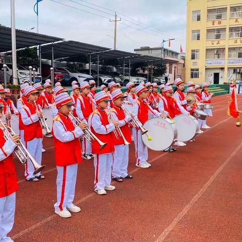 “高举队旗跟党走，争做新时代好队员！”——荷岭镇中心小学一年级入队仪式