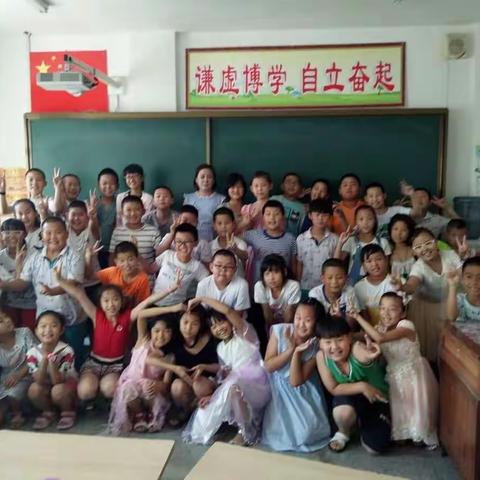 记录四年里孩子们在学校里的学习与生活……