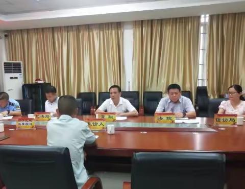 黄聪县长到县信访局接待来访群众