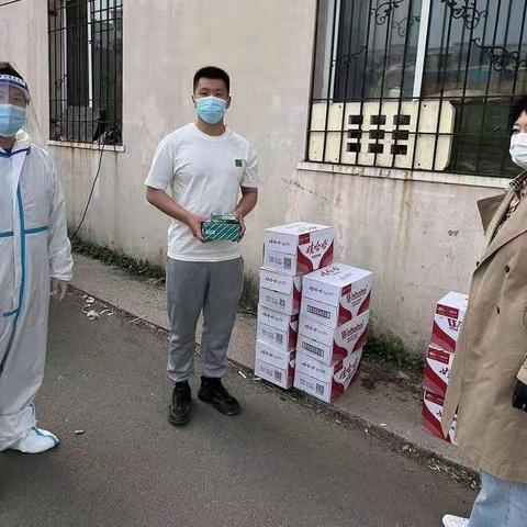 自掏腰包捐赠物资   助力抗疫温暖人心