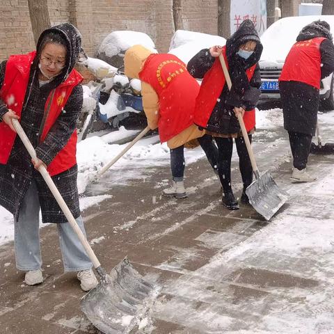 张家口市桥西区民族幼儿园“相约冬奥——扛红旗、当先锋”以雪为令，清除积雪！