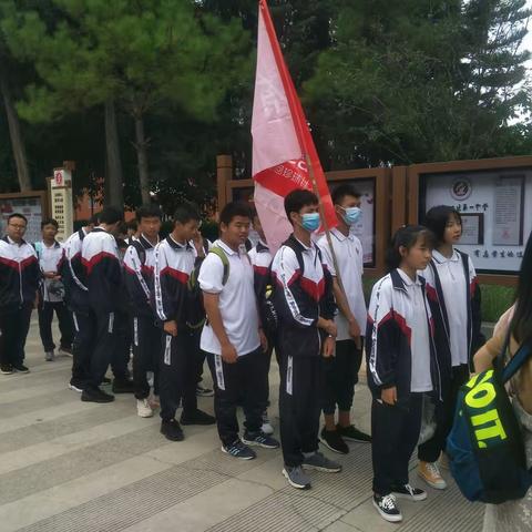 隆阳一中2019级珍珠班“瞻仰先贤，浸润心灵”品格教育活动