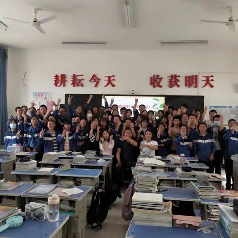 不惧仲夏骄阳，寻得辉煌人生。---记八3班端午节主题班会活动